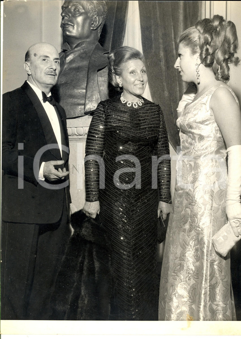 Fotografia d epoca originale 1965 MILANO TEATRO ALLA SCALA Spettatori nel foyer alla prima  Foto 22x30 1