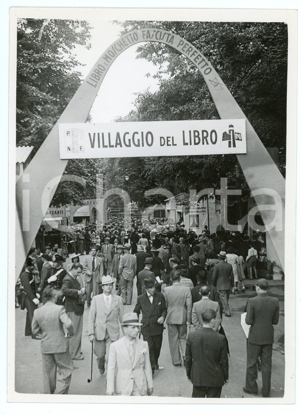 Fotografia d epoca originale 1939 MILANO  BOSCHETTI Via Marina  Visitatori al Villaggio del libro  Foto 1