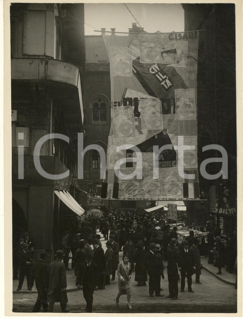 Fotografia d epoca originale 1931 MILANO Piazza Mercanti  V Festa del Libro  Veduta  Foto 18x24 cm 1