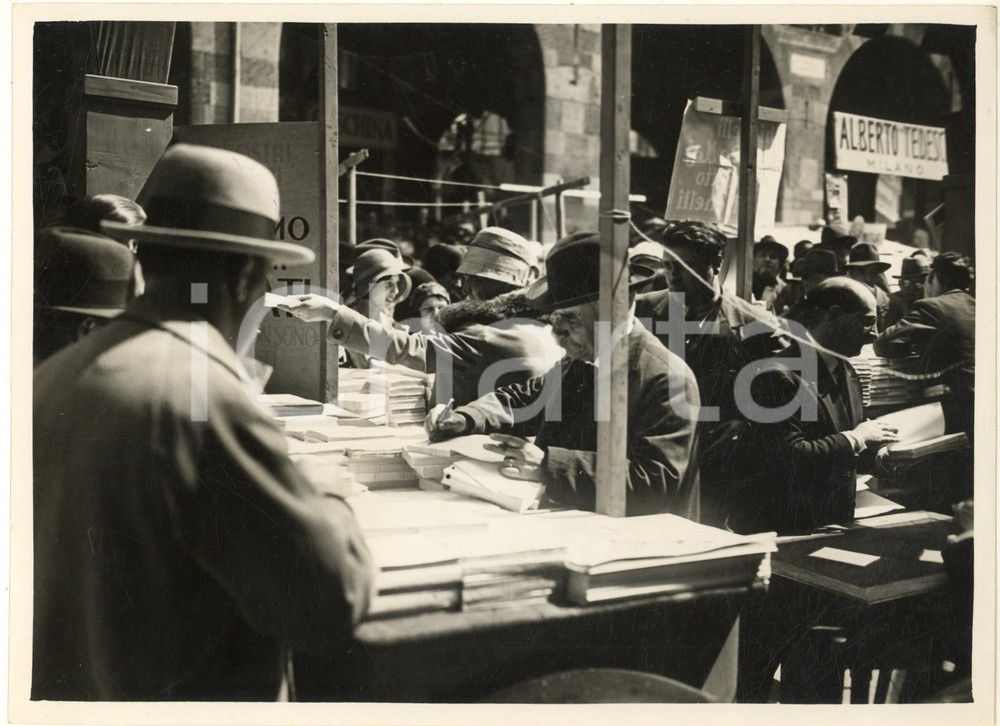 Fotografia d epoca originale 1930 MILANO Piazza Mercanti  Festa del Libro  Sabatino LOPEZ autografa i libri 1