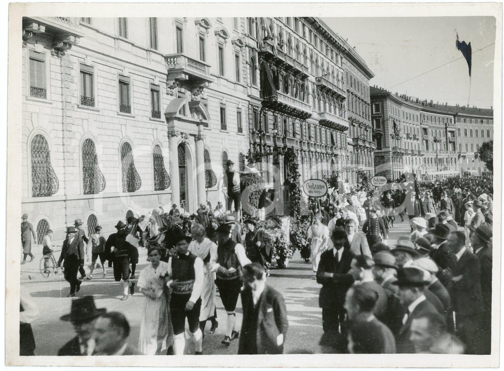 Fotografia d epoca originale 1933 MILANO Giornata dell uva  Carri di BOLZANO attraversano la città  Foto 1