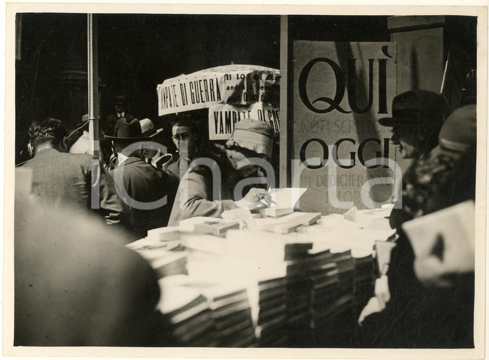 Fotografia d epoca originale 1930 MILANO Piazza Mercanti  Festa del Libro  Scrittrice autografa i libri 1