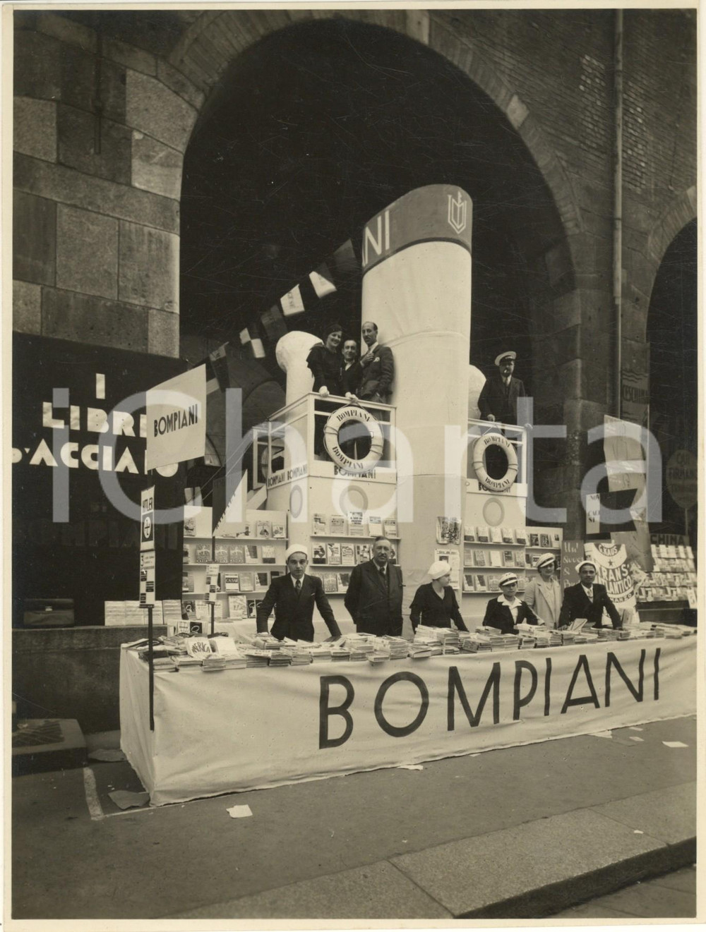 Fotografia d epoca originale 1933 MILANO Fiera del Libro  Valentino BOMPIANI allo stand Foto con AUTOGRAFO 1
