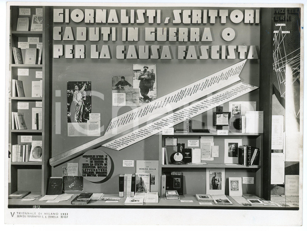 Fotografia d epoca originale 1933 MILANO  V TRIENNALE Padiglione della stampa  Vetrina degli eroi  Foto 1