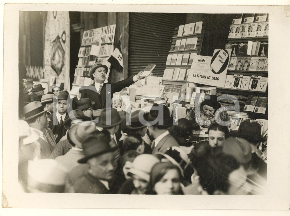 Fotografia d epoca originale 1931 MILANO Fiera del Libro  Scrittrice MURA autografa i libri Foto 18x13 cm 1