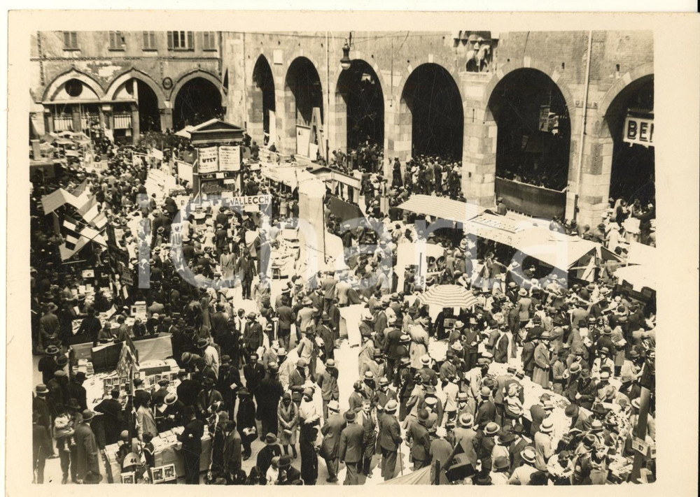 Fotografia d epoca originale 1931 MILANO Fiera del Libro  Piazza Mercanti  Veduta generale  Foto 1