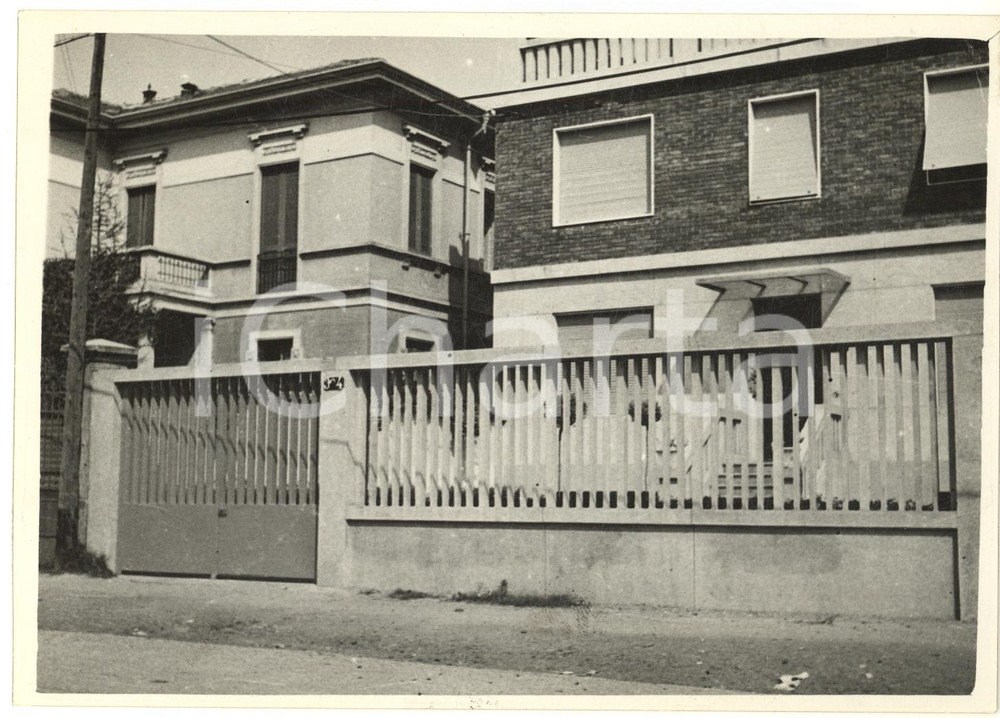 Fotografia d epoca originale 1940 MILANO AUTARCHIA  Nuova cancellata italiana davanti a una villa Foto 1