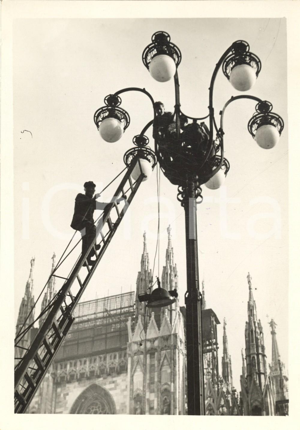 Fotografia d epoca originale 1939 MILANO Piazza Duomo  Pulizia dei lampioni Foto 13x18 cm 1