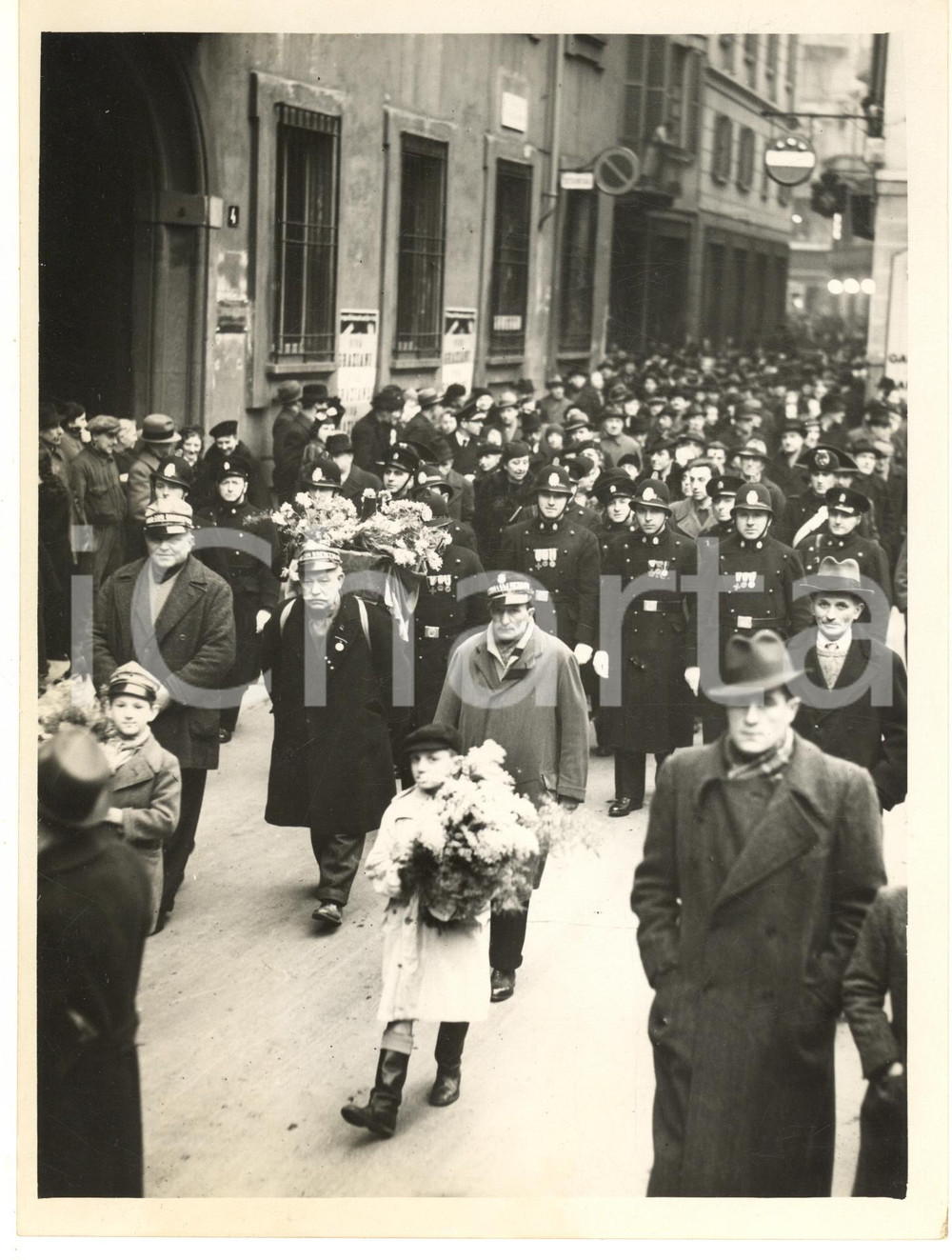 Fotografia d epoca originale 1929 MILANO Corteo dei facchini con offerta di olio a Sant Aquilino Foto 1