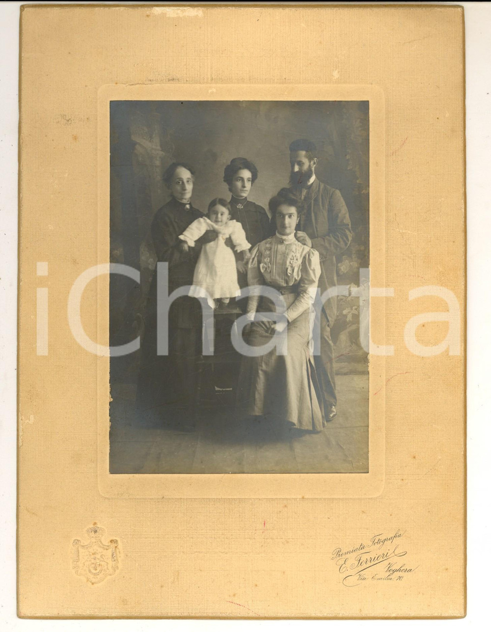 Fotografia d epoca originale 1900 ca AREA DI VOGHERA Ritratto della famiglia MAZZERI con bambina Foto 17x23 1