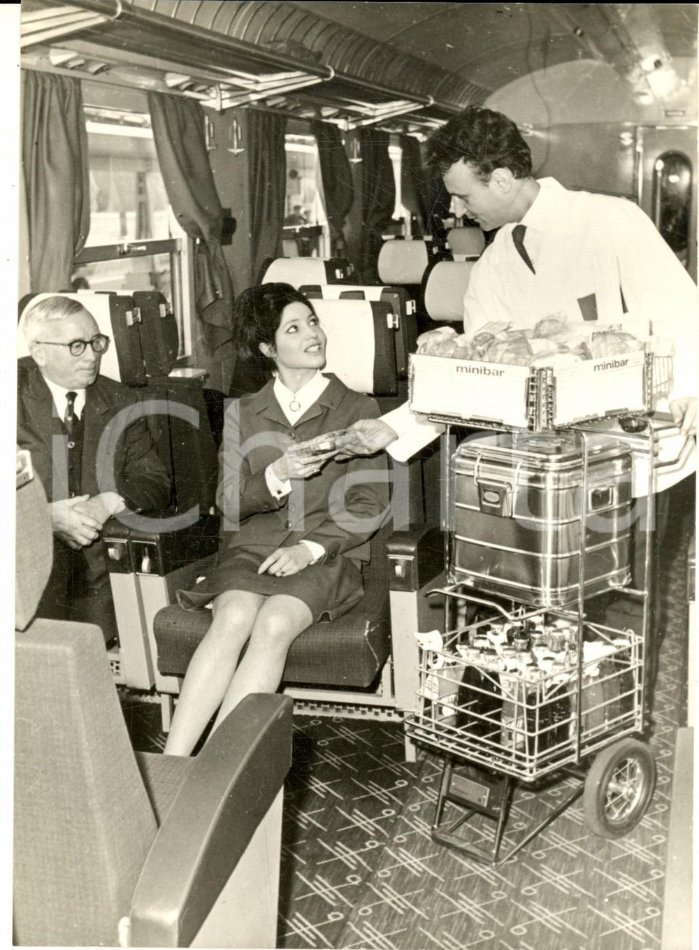 Fotografia d epoca originale 1967 FRANCE SNCF Il nuovo servizio minibar sui treni francesi Foto costume 1