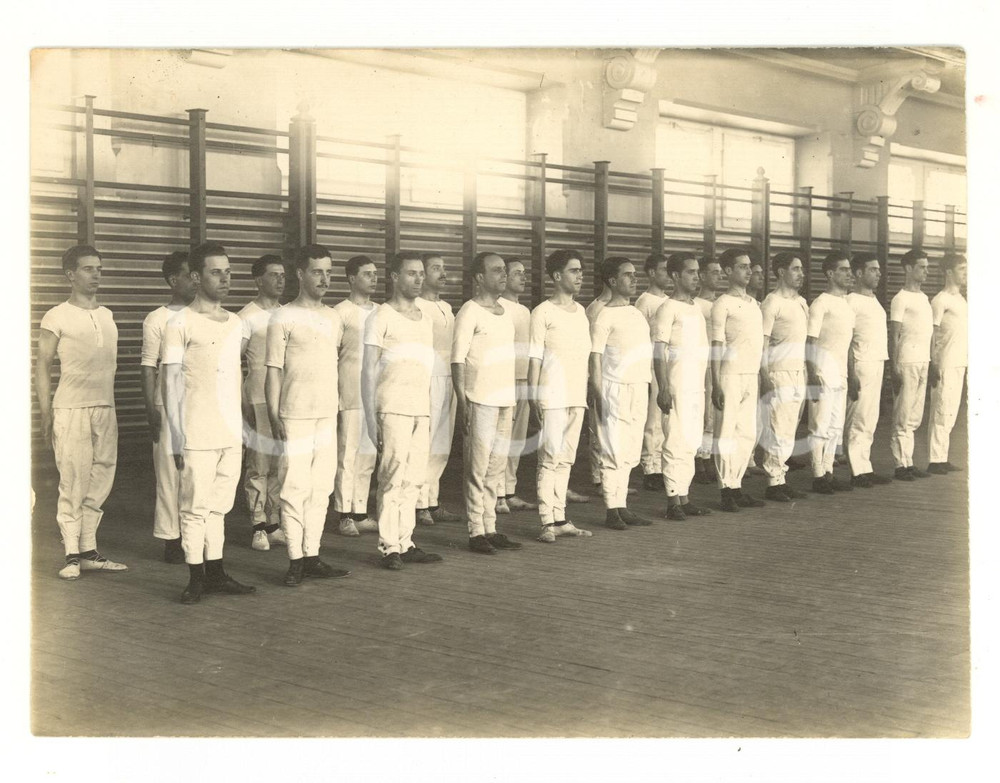 Fotografia d epoca originale 1950 ca LISBOA PORTUGAL Giovani ginnasti in palestra  Fotografia 18x13 cm 1