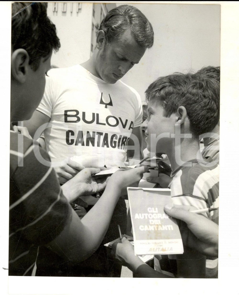 Fotografia d epoca originale 1967 MACERATA CANTAGIRO Emilio ROY firma autografi ai fan Foto 14x18 1