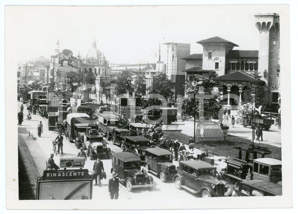 Fotografia d epoca originale 1935 MILANO Fiera Campionaria  Camion e furgoni dopo smontaggio padiglioni FOTO 1