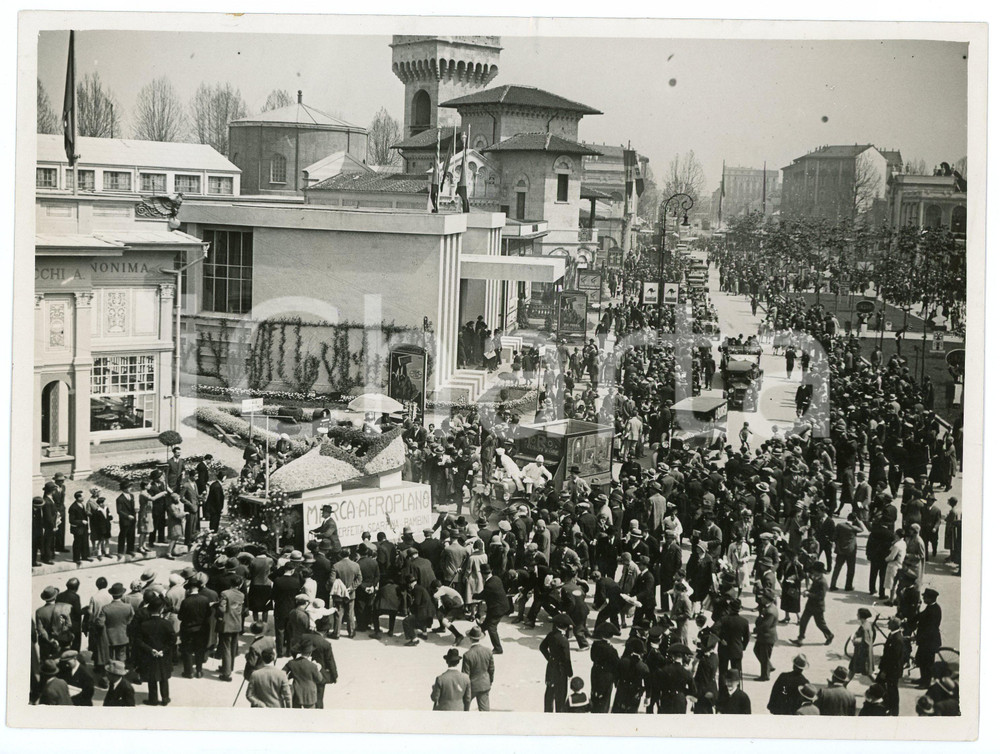 Fotografia d epoca originale 1930 MILANO Fiera Campionaria  Corteo carri pubblicitari Scarpa AEROPLANO Foto 1