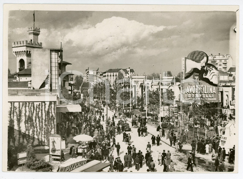 Fotografia d epoca originale 1938 MILANO Folla alla Fiera Campionaria  Insegna AVORIOLINA BERTELLI Foto 1