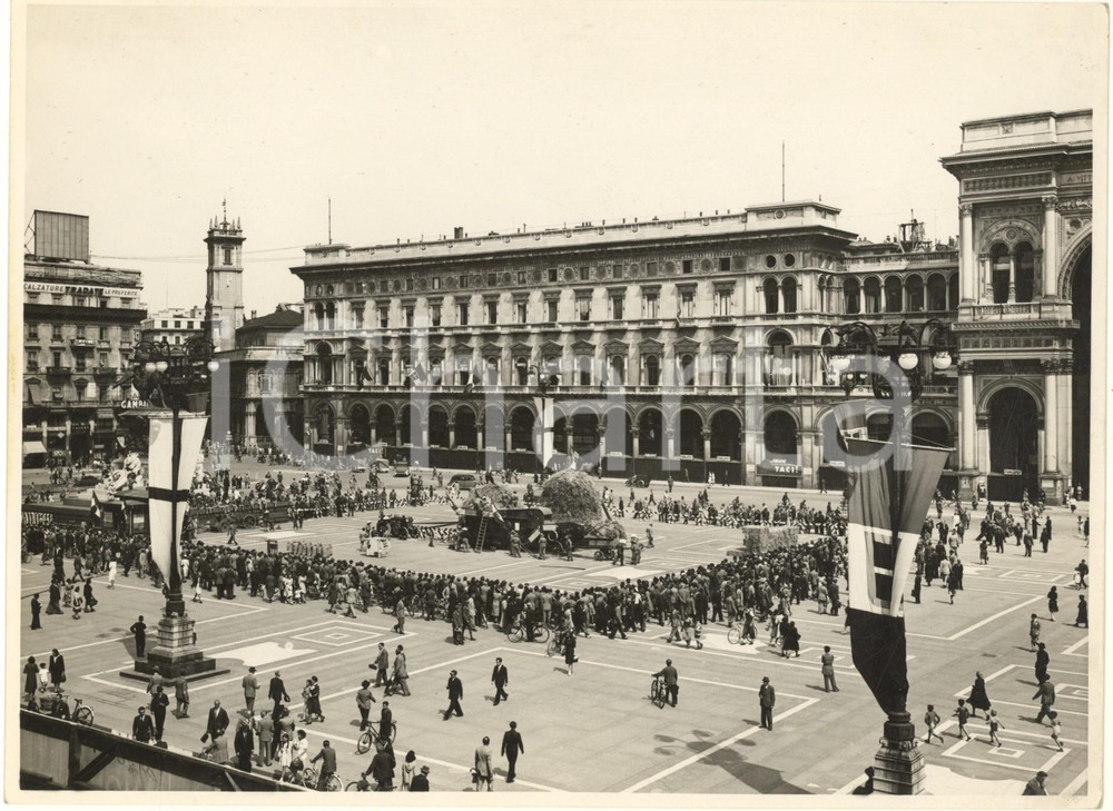 Fotografia d epoca originale 1942 MILANO Piazza Duomo  Battaglia del Grano  Trebbiatura Foto 24x18 cm 1