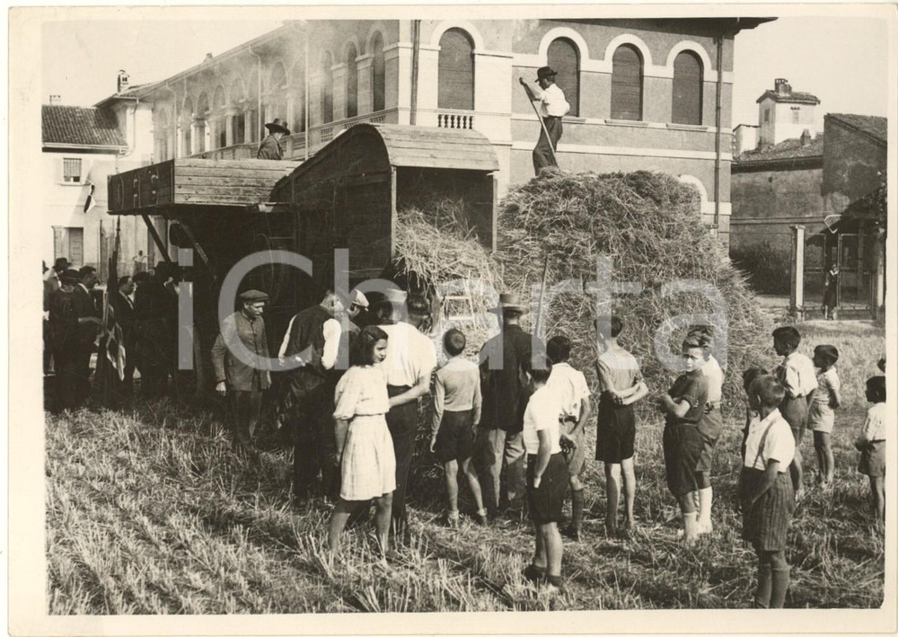 Fotografia d epoca originale 1940 ca VITTUONE MI Battaglia del Grano  Trebbiatura in piazza Foto 18x13 1