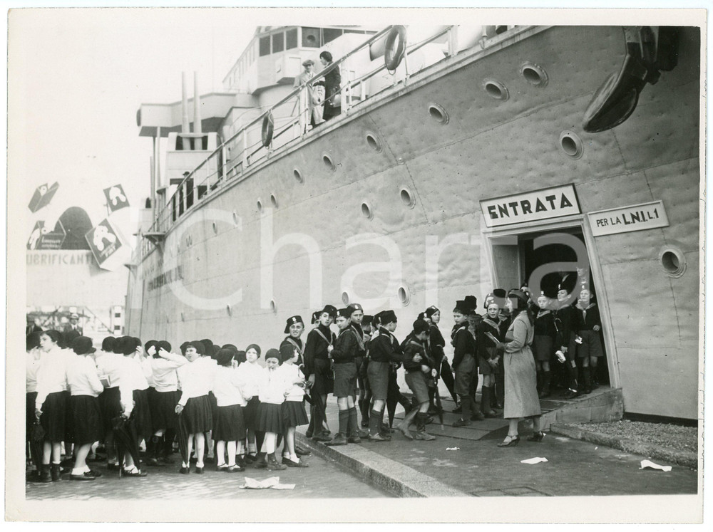 Fotografia d epoca originale 1935 MILANO Fiera Campionaria  Balilla e Piccole Italiane visitano la nave FOTO 1