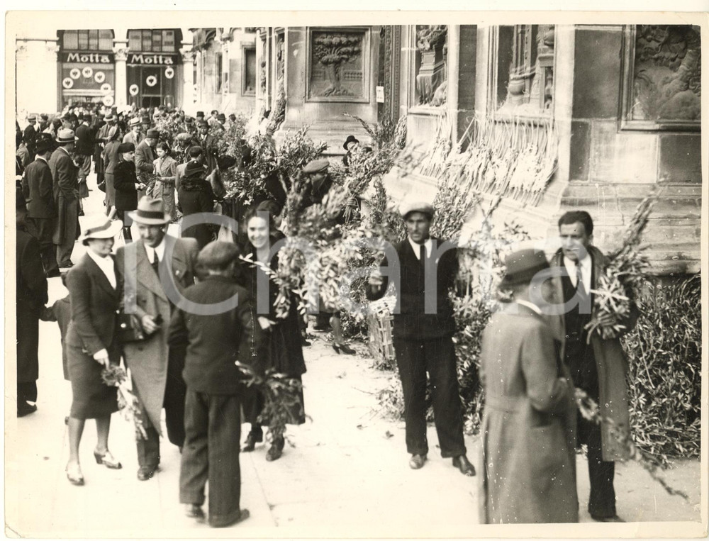 Fotografia d epoca originale 1938 MILANO Domenica delle Palme  Venditori di ulivo in Piazza Duomo Foto 1