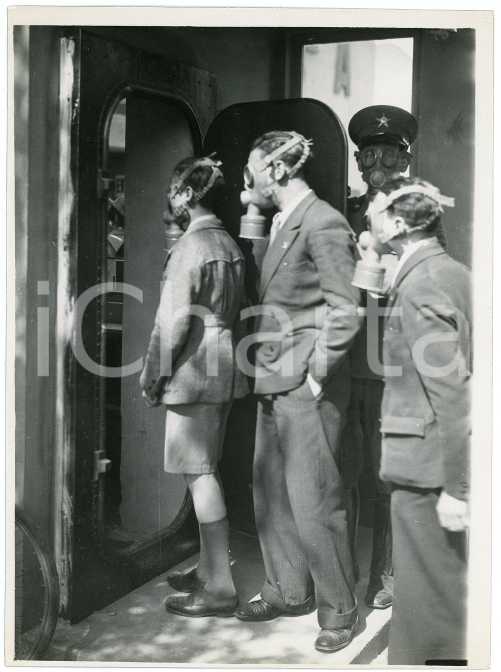 Fotografia d epoca originale 1935 MILANO Fiera Campionaria  Visitatori provano maschere antigas  Foto 1