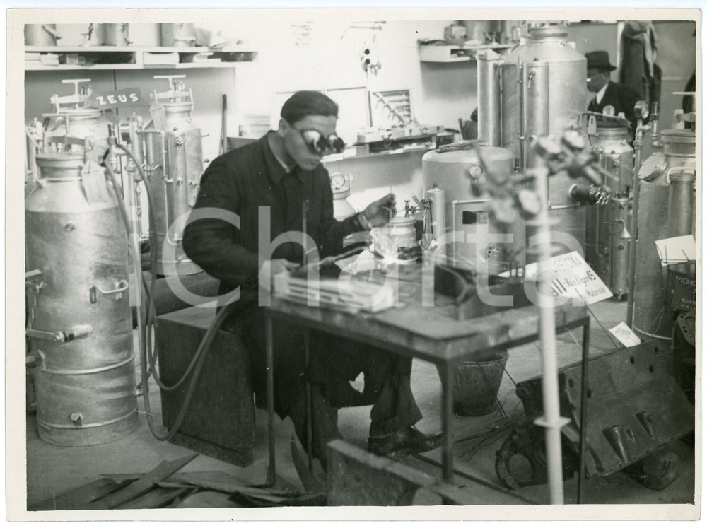 Fotografia d epoca originale 1935 MILANO Fiera Campionaria  Saldatore durante una dimostrazione  Foto 24x18 1