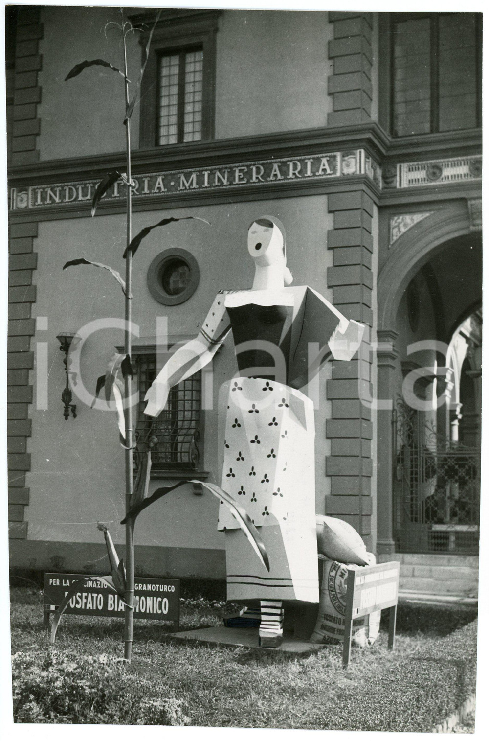 Fotografia d epoca originale 1935 MILANO Fiera Campionaria  Stand MONTECATINI con statua Grande Seminatrice 1