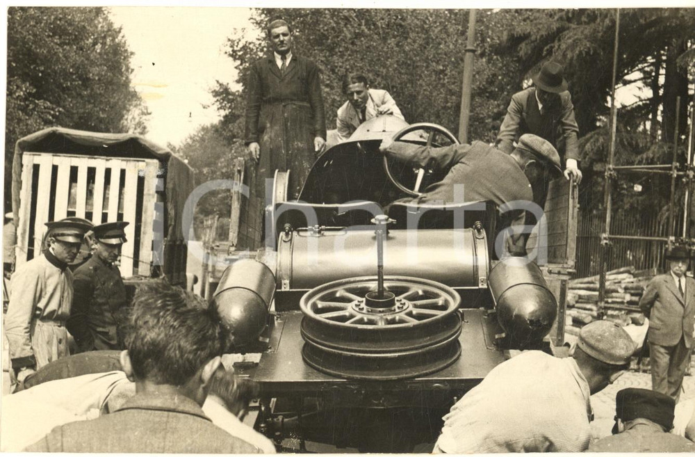 Fotografia d epoca originale 1935 MILANO Mostra dello Sport  Lo scarico della prima AQUILA da corsa  Foto 1