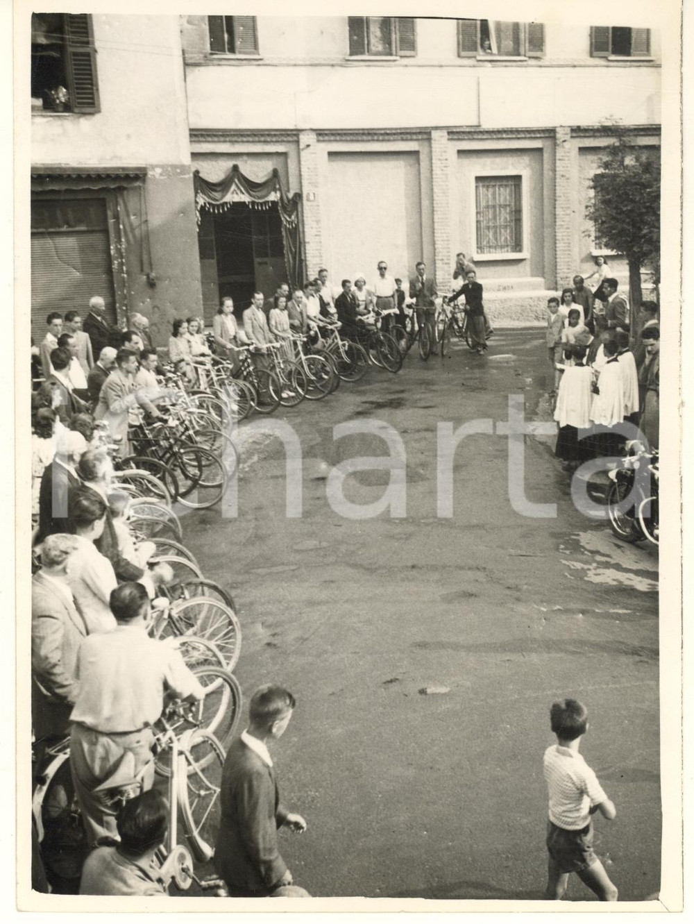 Fotografia d epoca originale 1942 MILANO Naviglio Grande  Sagra di San Cristoforo  Benedizione biciclette 1