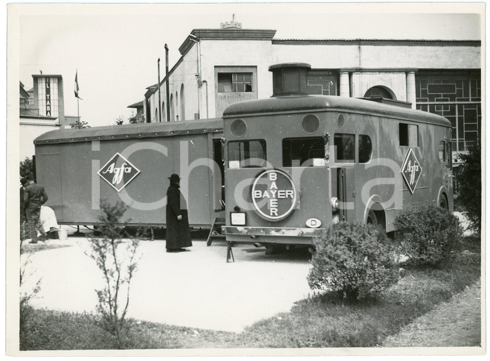 Fotografia d epoca originale 1935 MILANO Fiera Campionaria  Sacerdote osserva bus cinematografo AGFA BAYER 1