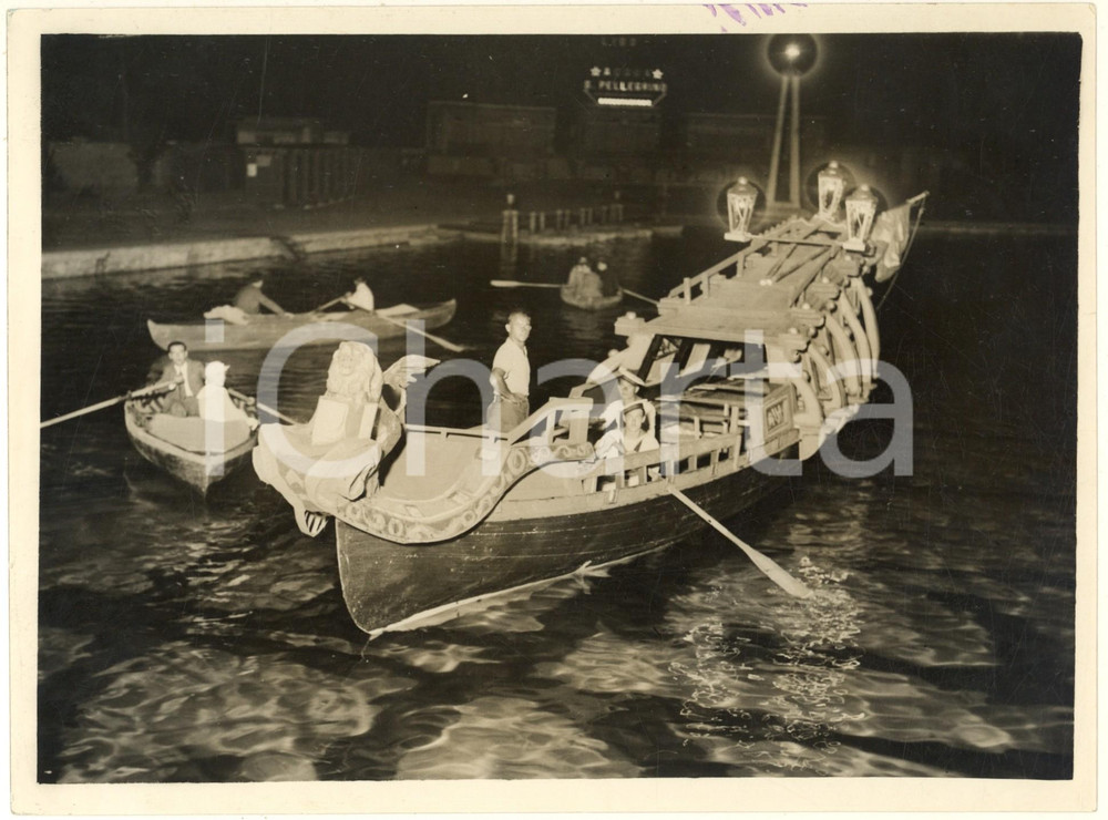 Fotografia d epoca originale 1933 LIDO DI MILANO Serata del Marinaio  Bissona nel laghetto Foto 24x18 cm 1