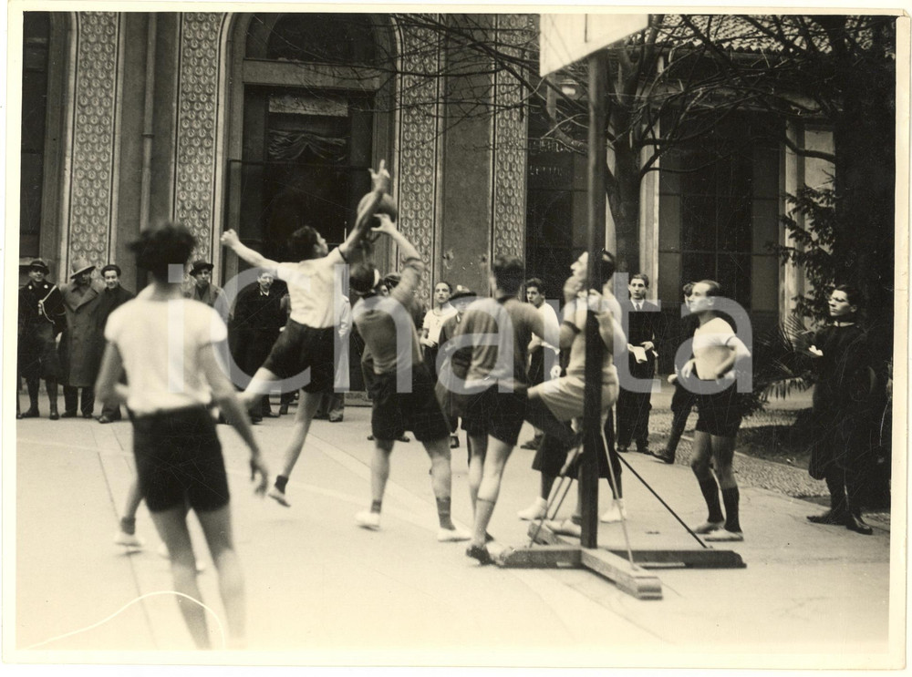 Fotografia d epoca originale 1933 MILANO Liceo Manzoni  Torneo di pallacanestro dell ONB Foto 24x18 cm 1
