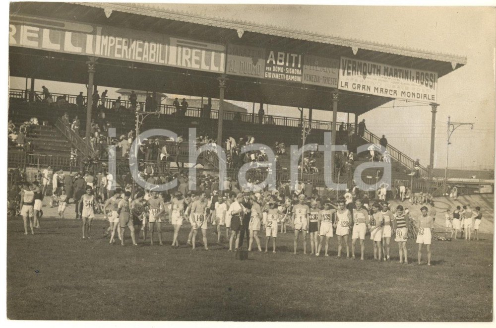 Fotografia d epoca originale 1929 ATLETICA  Giro di MILANO  Adunata concorrenti al Velodromo Foto 1
