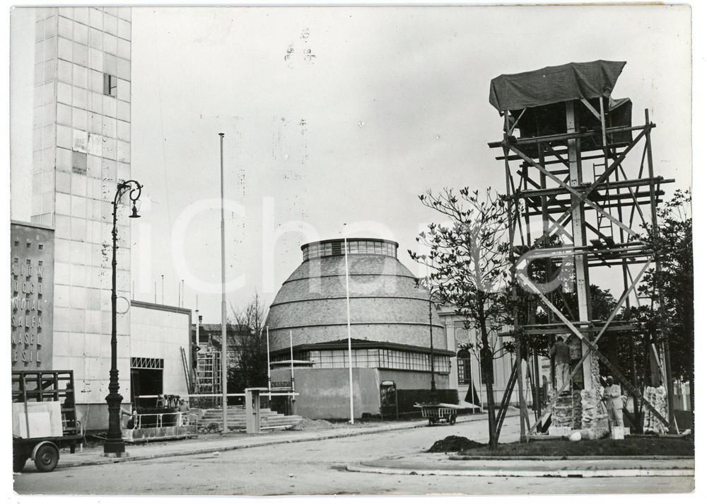 Fotografia d epoca originale 1940 ca MILANO Montaggio della Fiera Campionaria  Foto 18x13 cm 1
