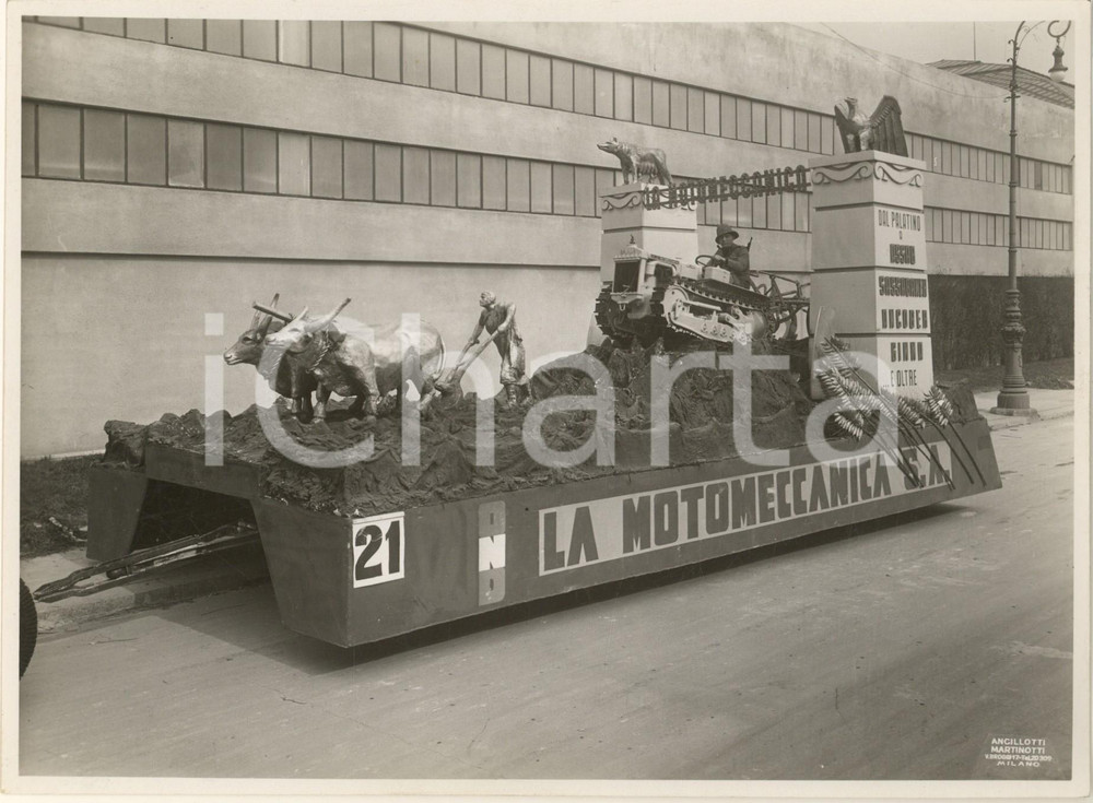 Fotografia d epoca originale 1938 MILANO Giornata della Neve  Carro allegorico azienda LA MOTOMECCANICA 2 1