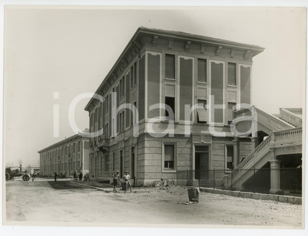 Fotografia d epoca originale 1930 ca MILANO  GRECO Deposito locomotive  Operai davanti a un fabbricato FOTO 1