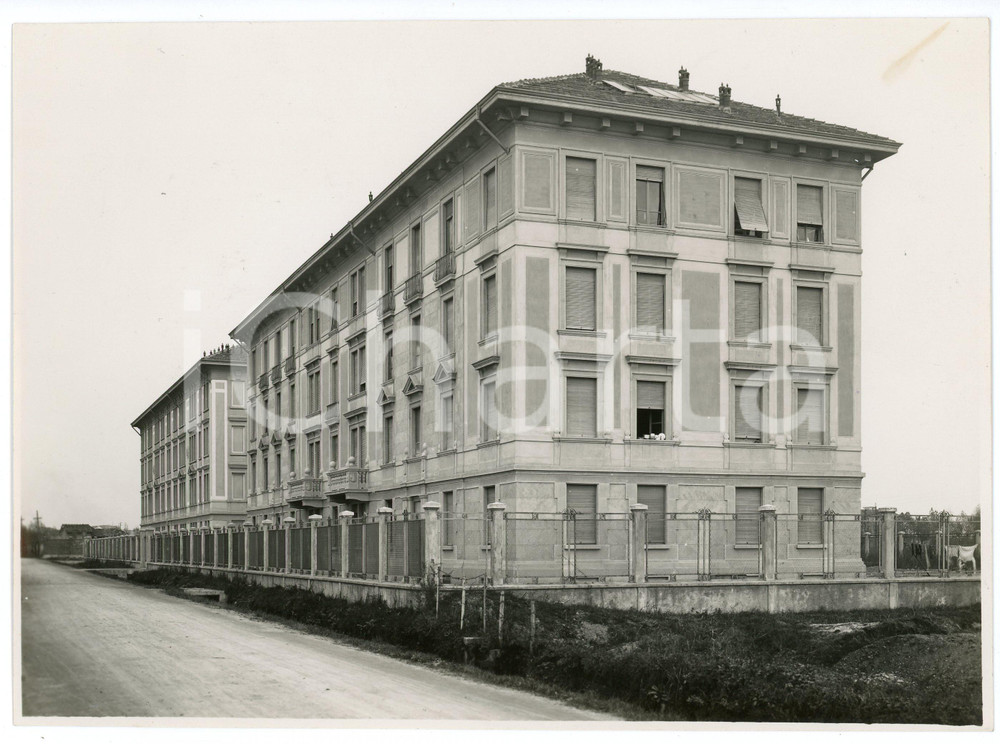 Fotografia d epoca originale 1930 ca MILANO  GRECO Deposito locomotive  Alloggi del personale e dormitorio 1