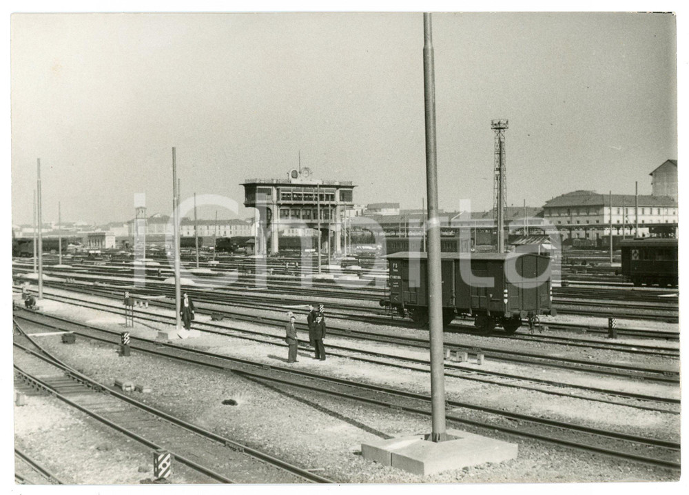 Fotografia d epoca originale 1938 MILANO Stazione Centrale  Personale FERROVIE DELLO STATO sui binari  Foto 1