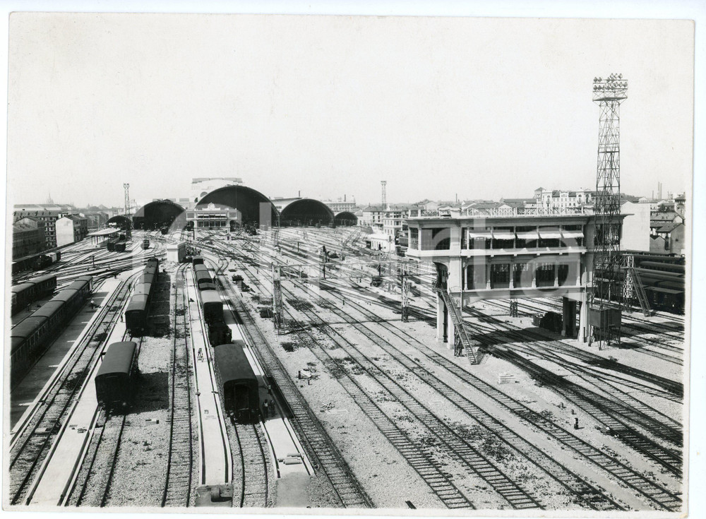 Fotografia d epoca originale 1930 ca MILANO Nuova Stazione Centrale  Panoramica con la cabina  Foto 23x17 1