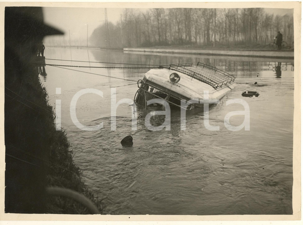 Fotografia d epoca originale 1930 TREZZANO SUL NAVIGLIO MI Autobus caduto nel naviglio per nebbia  Foto 1