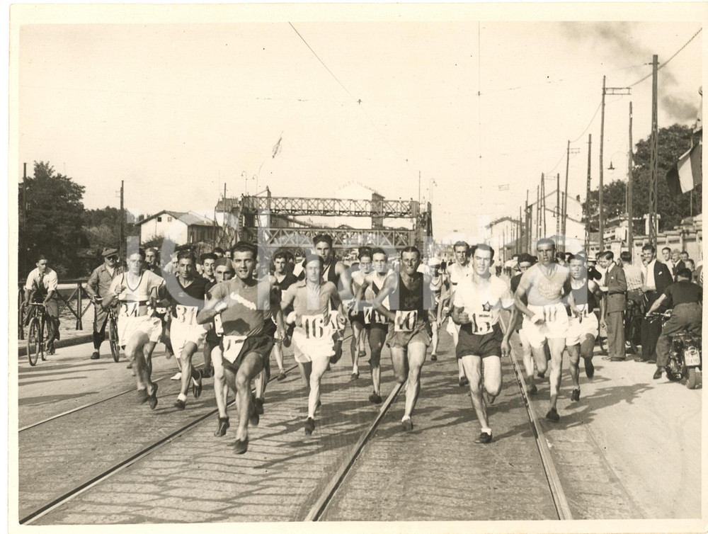 Fotografia d epoca originale 1936 MILANO Festa di S. CRISTOFORO  Gara di corsa sul naviglio  Foto 24x18 cm 1