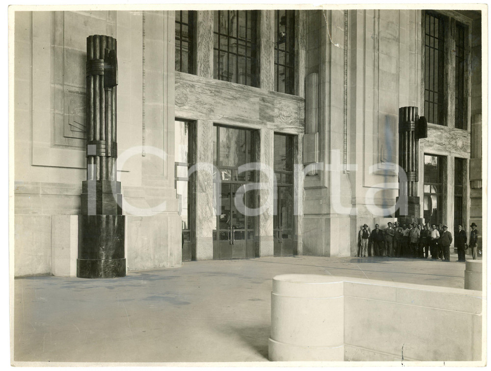 Fotografia d epoca originale 1935 ca MILANO Uomini in posa nella nuova Stazione Centrale  Foto 25x19 cm 1