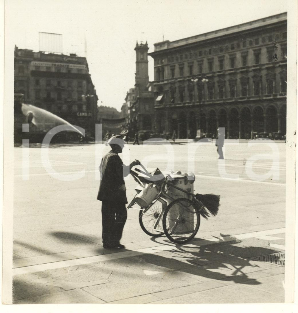Fotografia d epoca originale 1939 MILANO Spazzacamino in Piazza Duomo  Foto ARTISTICA 13x14 cm 1