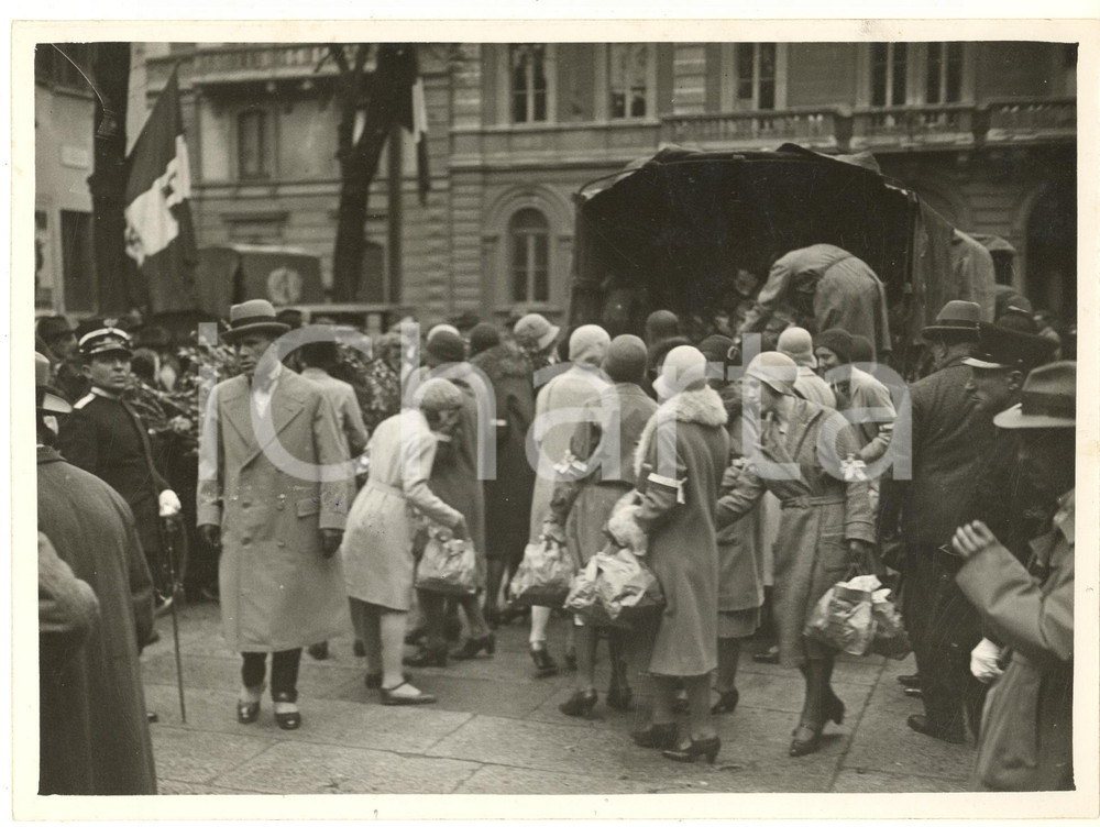 Fotografia d epoca originale 1930 MILANO Giornata del Pane  Distribuzione ai poveri di un sacchetto Foto 1