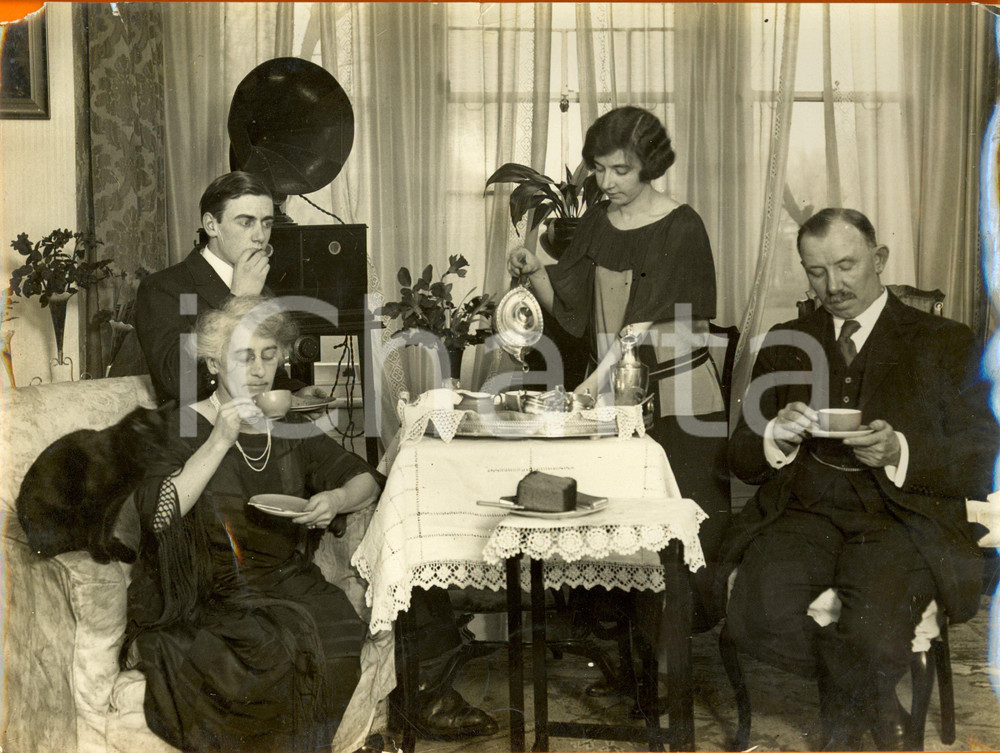 Fotografia d epoca originale 1935 ca LONDON James Henry THOMAS prende il the in famiglia Foto 1
