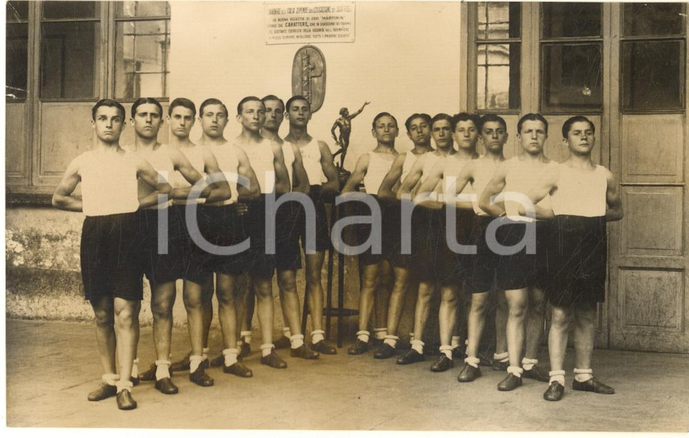 Fotografia d epoca originale 1930 ca FASCISMO ITALIA Avanguardisti  Squadra di ginnastica Foto cartolina 1