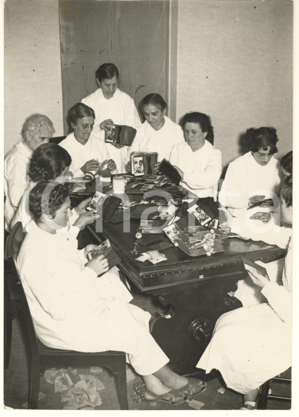 Fotografia d epoca originale 1940 ca MILANO Donne preparano i portafogli da regalare ai soldati Foto 1