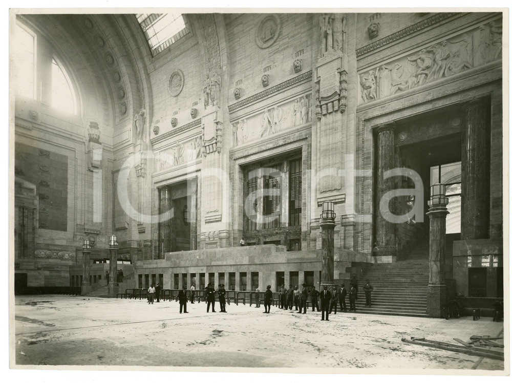 Fotografia d epoca originale 1931 MILANO Cantiere Stazione Centrale  Carabinieri nell atrio  Foto 23x17 cm 1