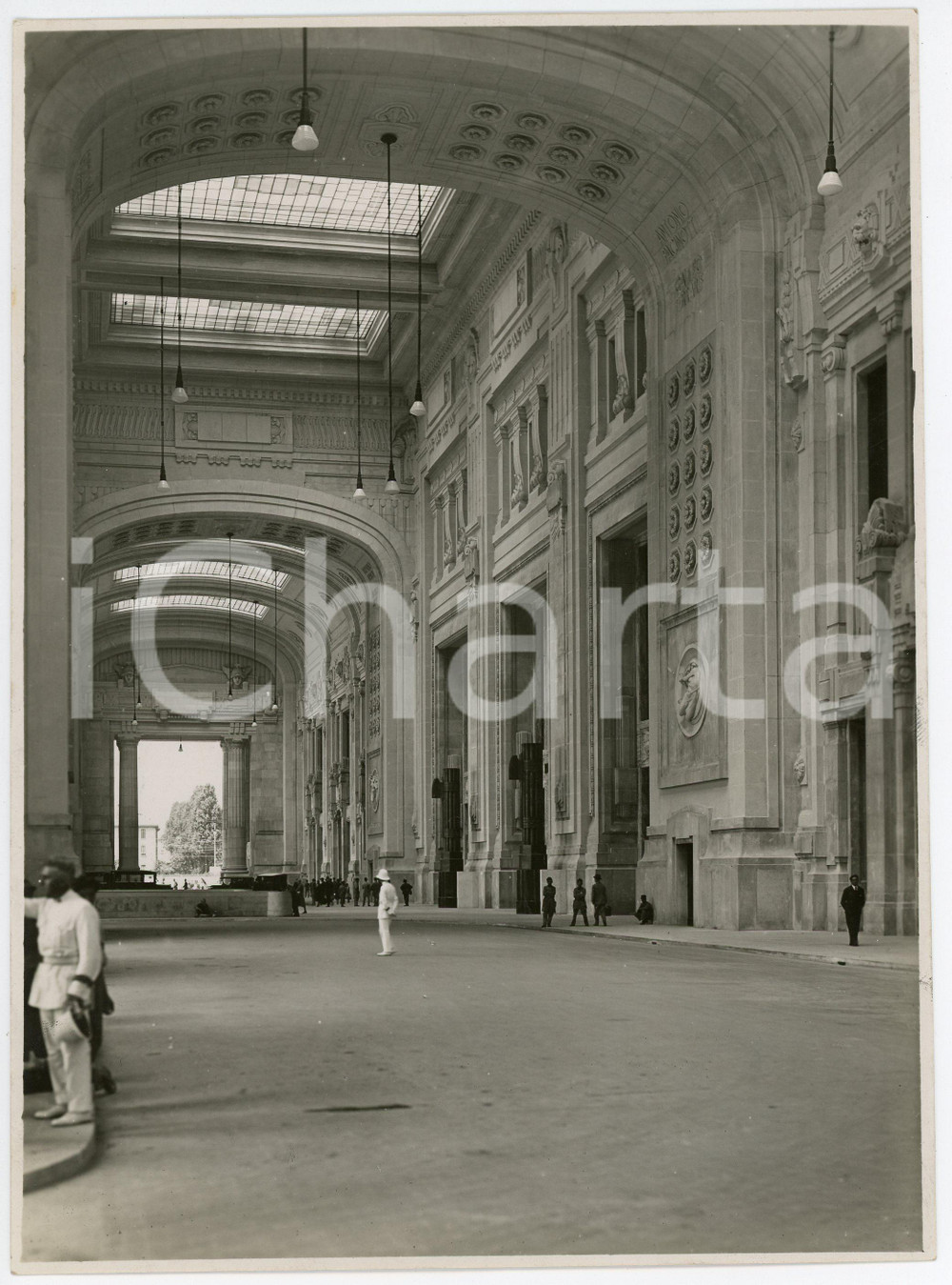 Fotografia d epoca originale 1931 MILANO Nuova Stazione Centrale  Ghisa sorvegliano il portico  Foto 17x23 1