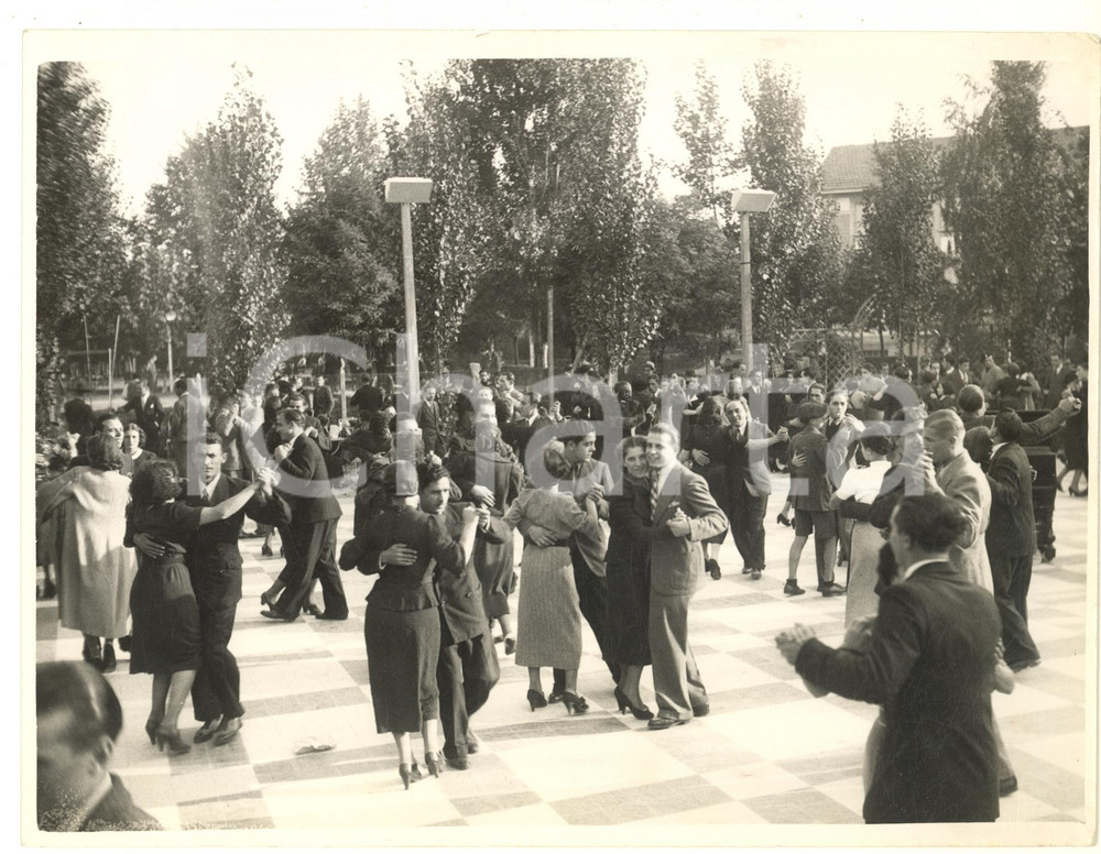 Fotografia d epoca originale 1937 MILANO Porta Ticinese  Festa dell Uva OND al gruppo rionale Foto 24x18 1
